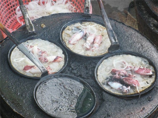 Bánh xèo mực - đặc sản ngon mà lạ của thành phố biển Nha Trang - Ảnh 1.