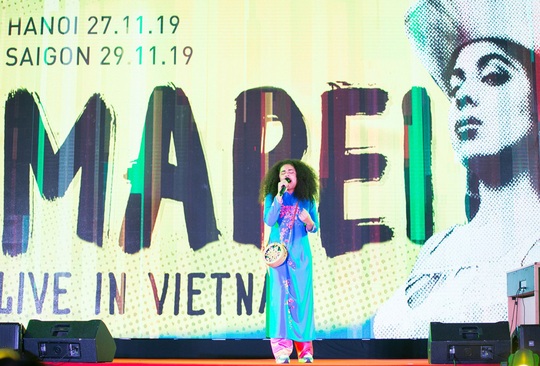 Rapper nổi tiếng Thụy Điển dạo quanh Hồ Gươm, mặc áo dài hát tại Việt Nam - Ảnh 2.