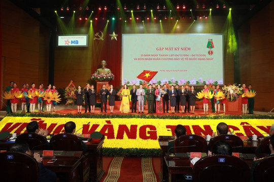 Kỷ niệm 25 năm thành lập, MB đón nhận Huân chương Bảo vệ Tổ quốc Hạng Nhất - Ảnh 1.