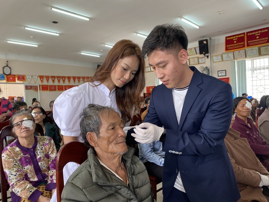 Dược Thuận Gia đem lại ánh sáng cho 1.350 bệnh nhân nghèo - Ảnh 1.