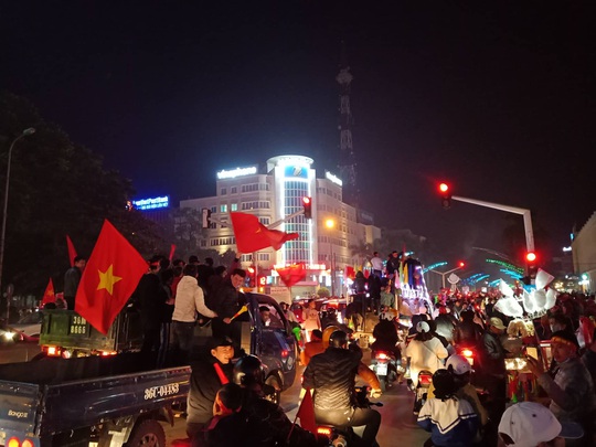 Biển người ra đường ăn mừng U22 Việt Nam vô địch SEA Games 30 - Ảnh 45.