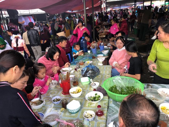 Đến Hà Giang khám phá vẻ đẹp đầy sắc màu của chợ phiên Đồng Văn - Ảnh 5.