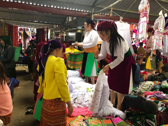Đến Hà Giang khám phá vẻ đẹp đầy sắc màu của chợ phiên Đồng Văn - Ảnh 14.