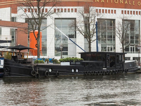 Bên trong cung điện nổi xa xỉ trên sông ở Amsterdam - Ảnh 1.