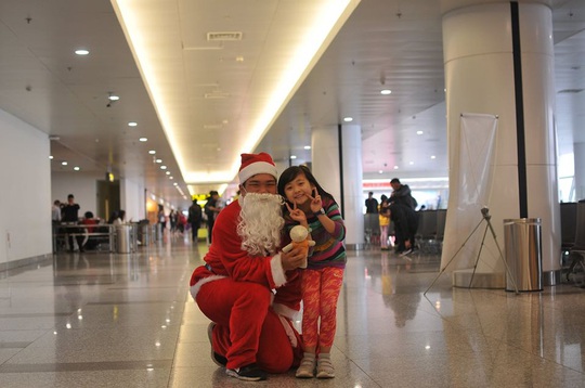 Bất ngờ với Ông già Noel, Công chúa Tuyết ở sân bay - Ảnh 20.