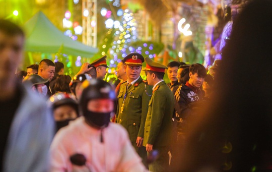 Hà Nội: Hàng vạn người dân nô nức đón lễ Giáng sinh - Ảnh 3.