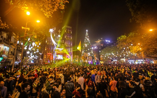 Hà Nội: Hàng vạn người dân nô nức đón lễ Giáng sinh - Ảnh 5.