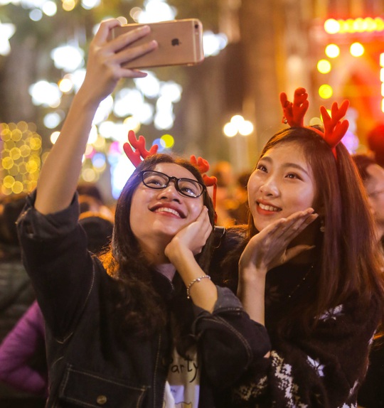 Hà Nội: Hàng vạn người dân nô nức đón lễ Giáng sinh - Ảnh 9.