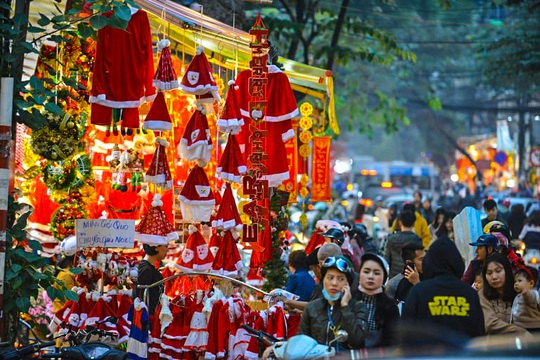 Hà Nội: Hàng vạn người dân nô nức đón lễ Giáng sinh - Ảnh 12.