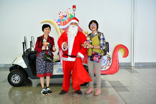 Bất ngờ với Ông già Noel, Công chúa Tuyết ở sân bay - Ảnh 2.