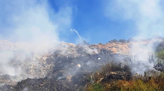 Cận cảnh núi rác Cam Ly bốc cháy, khói bụi bao trùm TP Đà Lạt - Ảnh 1.