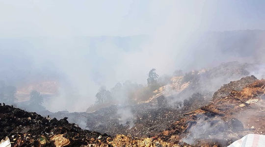 Cận cảnh núi rác Cam Ly bốc cháy, khói bụi bao trùm TP Đà Lạt - Ảnh 6.