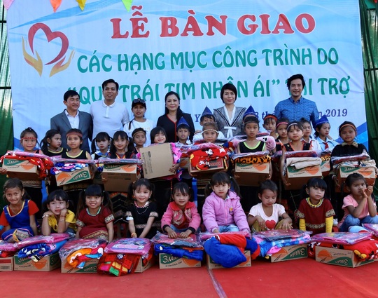 Quỹ Trái tim nhân ái về Gia Lai bàn giao công trình cho Trường Tiểu học Bong Hiot - Ảnh 1.