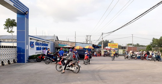 Công nhân Công ty CP May Nhà Bè - Sóc Trăng trở lại làm việc - Ảnh 1.