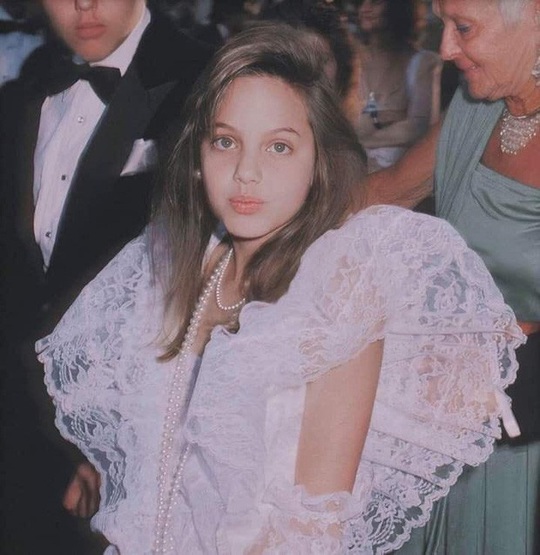 Vẻ đẹp như búp bê của Angelina Jolie năm 11 tuổi - Ảnh 4.