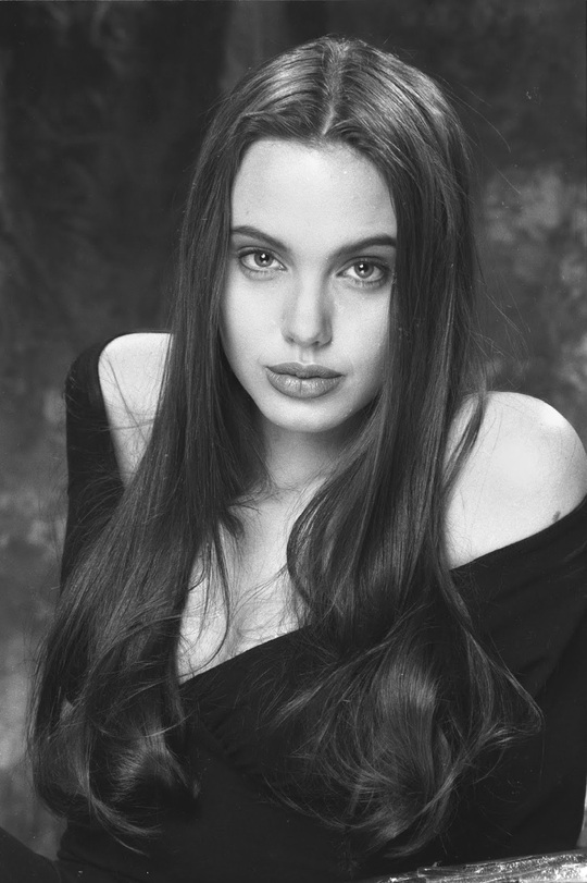 Vẻ đẹp như búp bê của Angelina Jolie năm 11 tuổi - Ảnh 7.