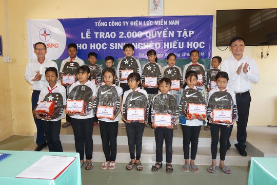 EVN SPC tặng quà cho 100 học sinh nghèo hiếu học ở Trà Vinh - Ảnh 2.