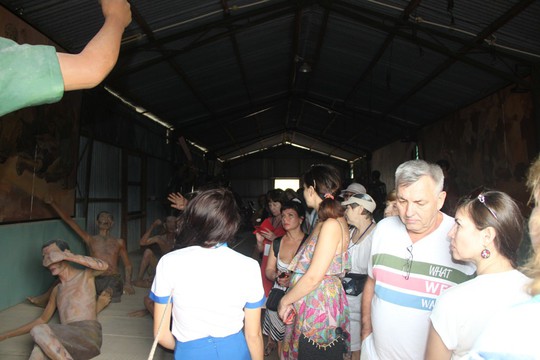 Đông nghẹt khách quốc tế tham quan Nhà tù Phú Quốc - Ảnh 3.