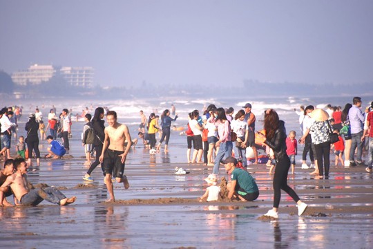 Biển Sầm Sơn sôi động ngày đầu năm - Ảnh 3.