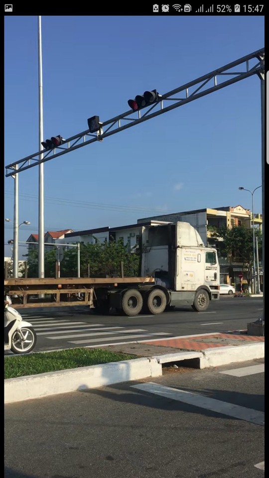 Đà Nẵng: Trích xuất camera xử phạt đoàn xe container ngang nhiên vượt đèn đỏ - Ảnh 1.
