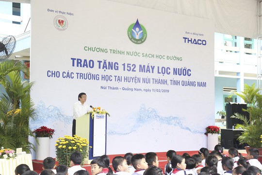 Nguyên Chủ tịch nước Trương Tấn Sang trao 152 máy lọc nước cho học sinh - Ảnh 1.