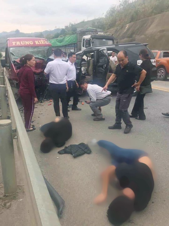 2 ôtô tông nhau kinh hoàng trên đường cao tốc Nội Bài-Lào Cai, 9 người bị thương - Ảnh 1.