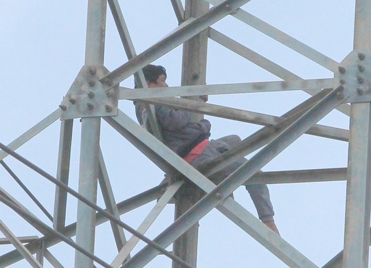 Người đàn ông ngáo đá cố thủ 36 giờ ở độ cao 40 m trên cột điện cao thế - Ảnh 2.