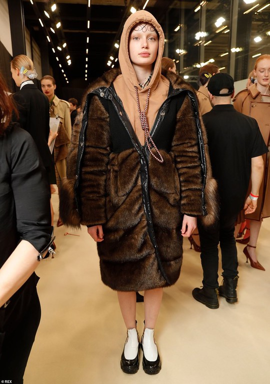 Siêu mẫu Gigi Hadid với kiểu tóc lạ trên sàn diễn London - Ảnh 7.