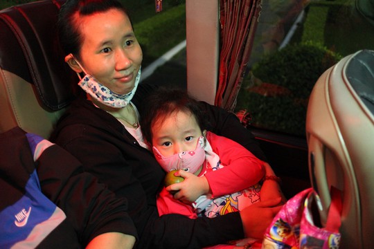 Ấm lòng chuyến xe đưa công nhân về quê đón Tết - Ảnh 3.