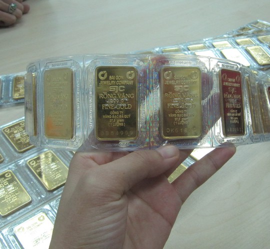 Giá vàng nhảy vọt lên mức cao nhất trong 10 tháng - Ảnh 1.