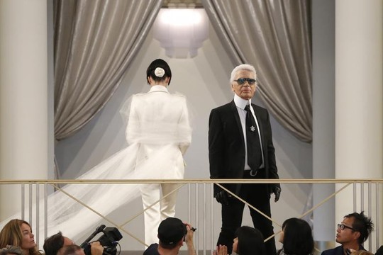 Những khoảnh khắc đáng nhớ của bố già thời trang Karl Lagerfeld - Ảnh 13.