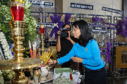 LĐLĐ TP HCM viếng lễ tang Phó Chủ tịch UBND TP Nguyễn Thị Thu - Ảnh 2.