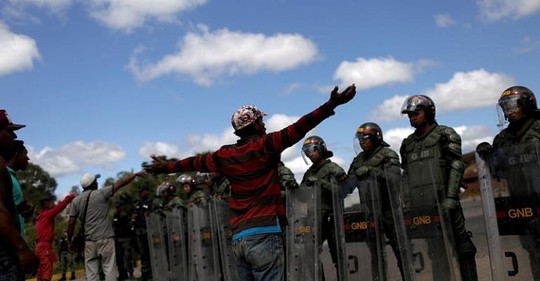 Venezuela: Đụng độ liên quan đến hàng viện trợ, ít nhất 17 người thương vong - Ảnh 1.