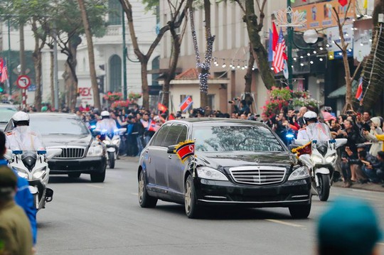 Cận cảnh đoàn xe Chủ tịch Triều Tiên Kim Jong-un đi trên phố Hà Nội - Ảnh 4.