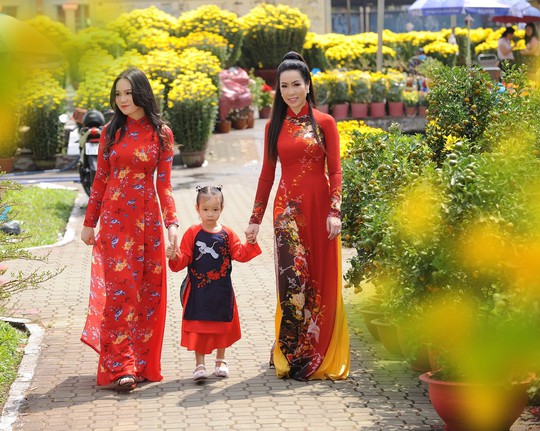 Lộ diện con gái xinh như hoa hậu của Trịnh Kim Chi trên phố Xuân - Ảnh 7.