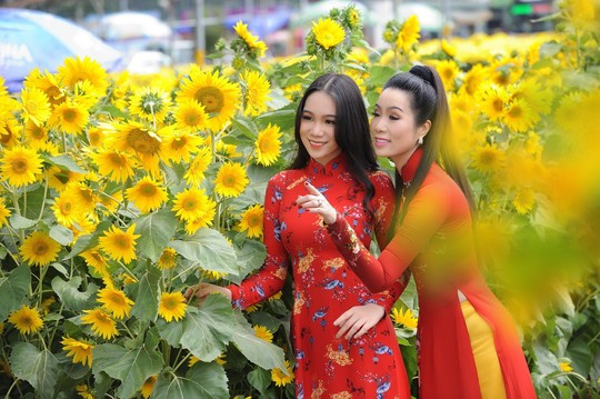 Lộ diện con gái xinh như hoa hậu của Trịnh Kim Chi trên phố Xuân - Ảnh 5.
