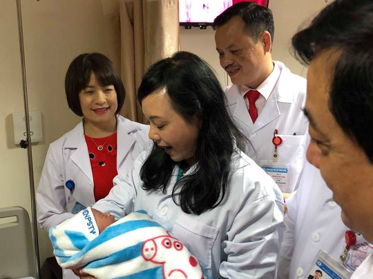 Bộ trưởng Nguyễn Thị Kim Tiến đón em bé chào đời trong đêm giao thừa - Ảnh 6.