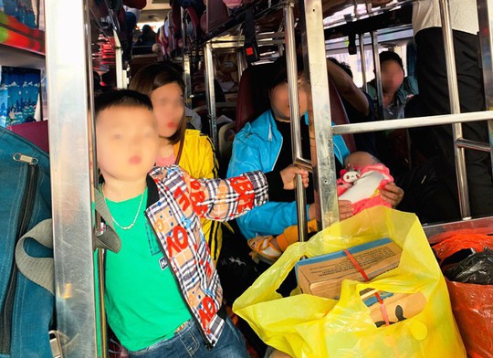 Xe khách chạy tuyến Thanh Hóa-Hải Phòng 38 chỗ “nhồi nhét” tới 54 người - Ảnh 1.