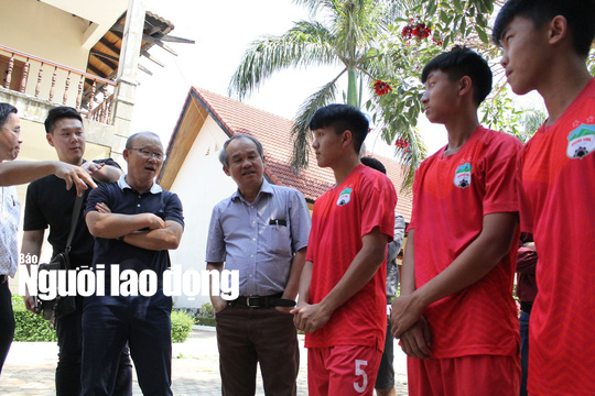 HLV Park Hang-seo thăm Học viện HAGL: Mơ World Cup thì đừng sợ Thái Lan - Ảnh 2.