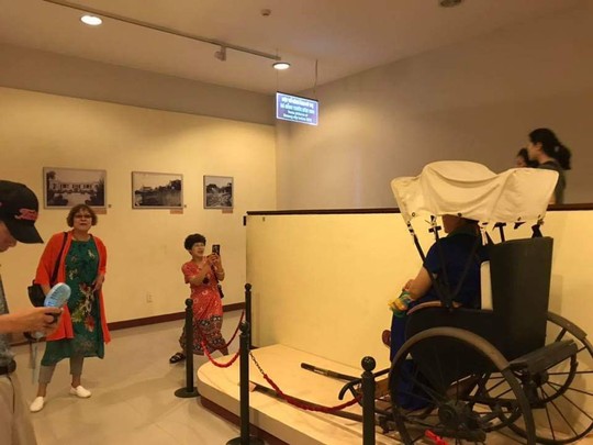 Du khách Trung Quốc ngang nhiên ngồi lên hiện vật ở Bảo tàng Đà Nẵng - Ảnh 1.