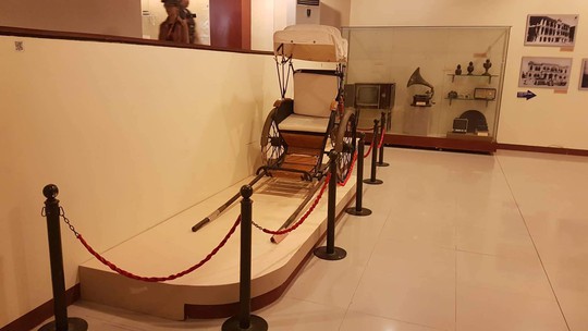 Du khách Trung Quốc ngang nhiên ngồi lên hiện vật ở Bảo tàng Đà Nẵng - Ảnh 2.