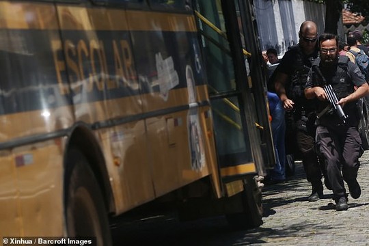 Brazil: Cựu học sinh vào trường xả súng, 27 người thương vong - Ảnh 3.