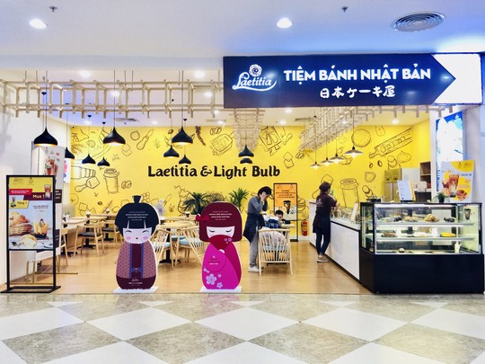 Bánh kem và trà sữa Laetitia & LightBulb hạ gục du khách tại lễ hội Hoa anh đào Nhật Bản - Ảnh 3.
