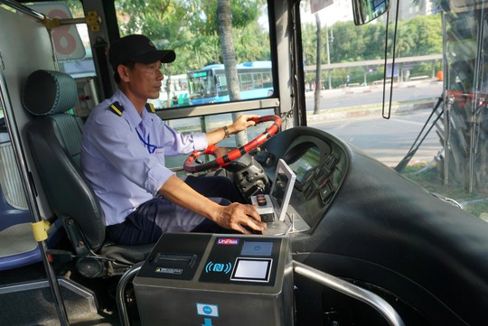 TP HCM: Bắt đầu đi xe buýt không dùng tiền mặt - Ảnh 1.