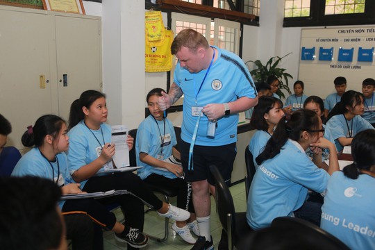 Manchester City dùng bóng đá rèn kỹ năng lãnh đạo cho trẻ em Việt Nam - Ảnh 1.