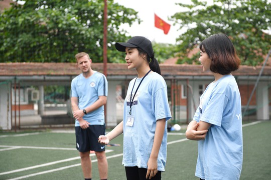 Manchester City dùng bóng đá rèn kỹ năng lãnh đạo cho trẻ em Việt Nam - Ảnh 2.