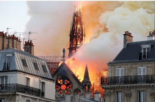 Clip:  Nhà thờ Đức Bà Paris bất ngờ bốc cháy dữ dội - Ảnh 4.