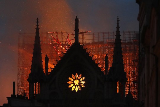 Clip:  Nhà thờ Đức Bà Paris bất ngờ bốc cháy dữ dội - Ảnh 5.