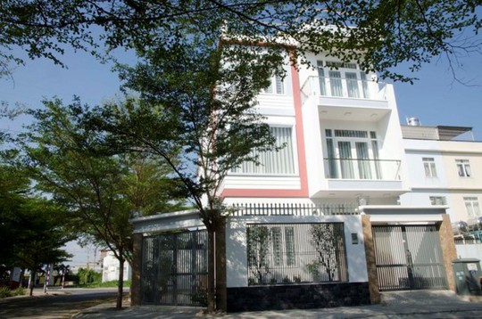 21 cửa kính giúp ngôi nhà Sài Gòn không có góc nào tối - Ảnh 1.