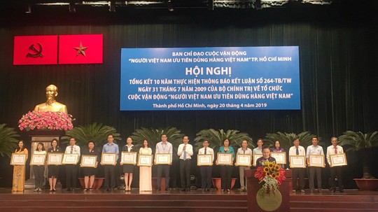 Tích cực hỗ trợ hàng Việt, VinCommerce nhận bằng khen của TP HCM - Ảnh 1.